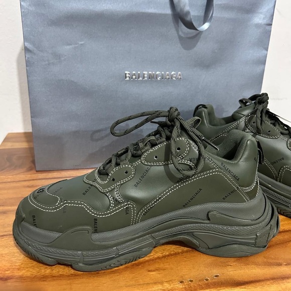 Balenciaga new in box, men’s triple s sneakers size 10 USA, Kaki/black. - Picture 4 of 7